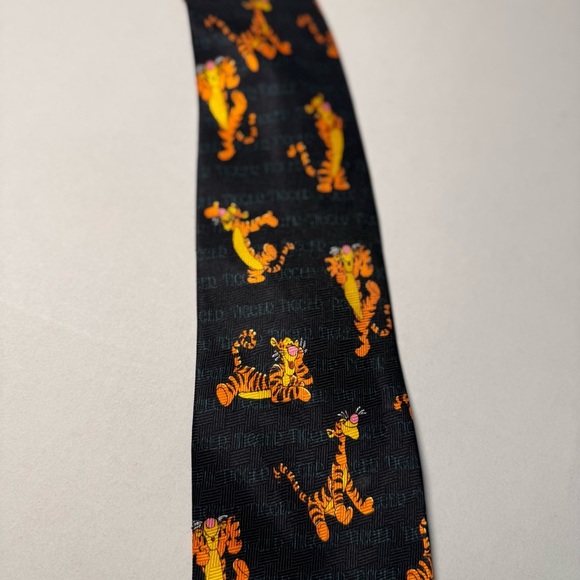 Tigger Characters Winnie Men’s Tie Black Authentic Pooh Disney 100% Silk - Picture 4 of 6